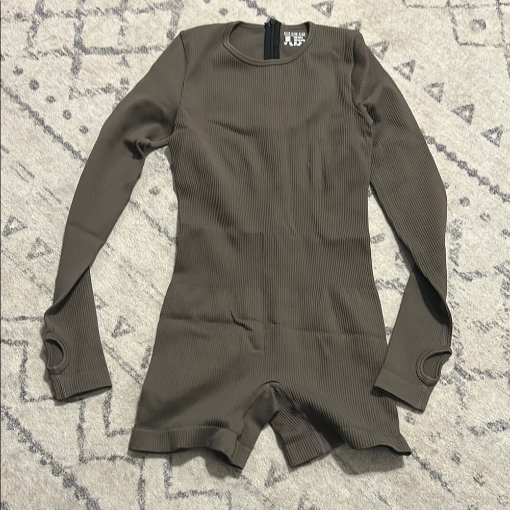 OQQ Brown Long Sleeve Ribbed Romper size Small